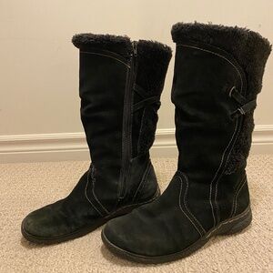 Black suede fur lined winter boots.
